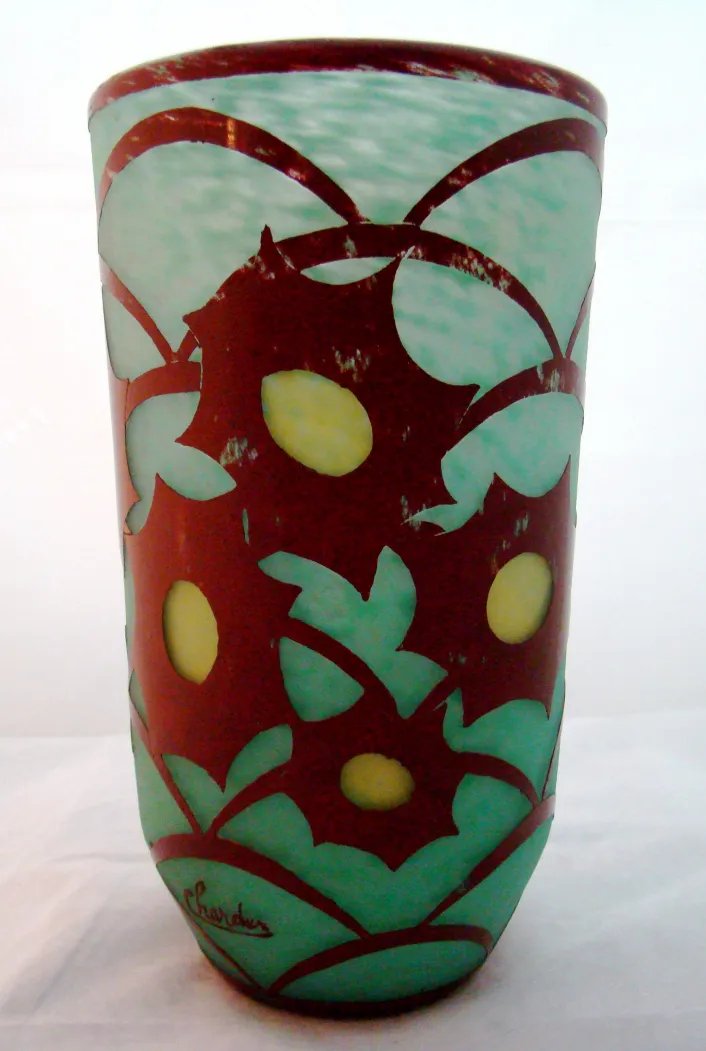 Signiertes Glas Charder mit antikem Blumendesign in Blau- und Rottönen.