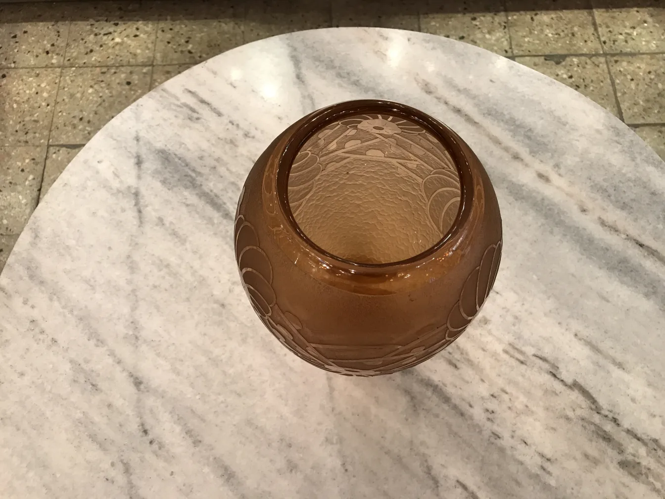 Antikes signiertes Glas von Charder, Detailansicht von oben.