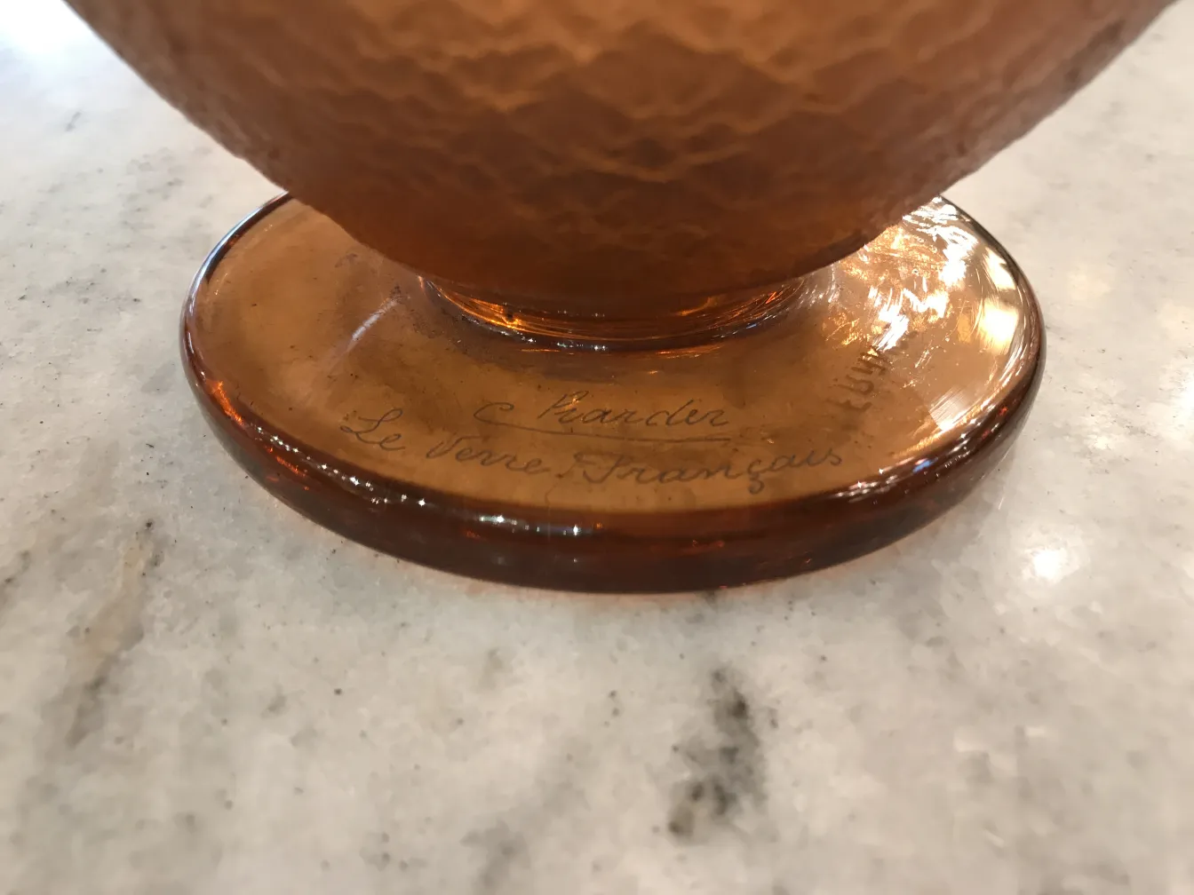 古董玻璃，上面有签名和优雅设计，查尔德