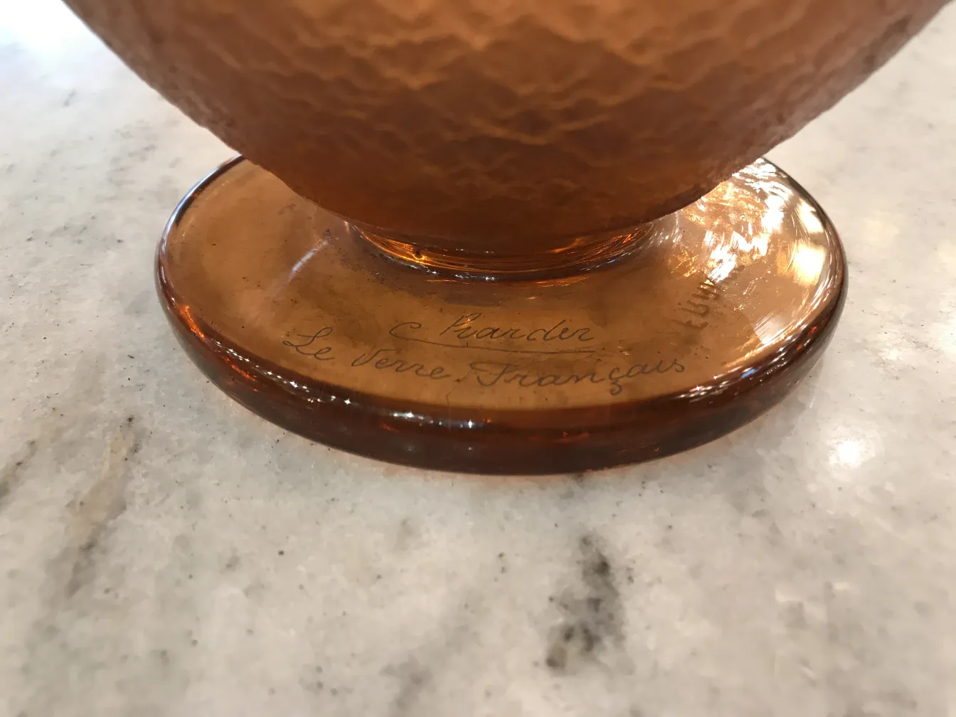 signiertes Glas Charder mit klarem, glattem Fuß, in einem eleganten Rahmen