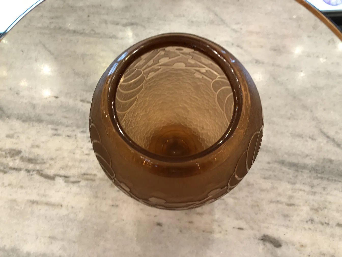 verre brun avec motif, antiquité Charder