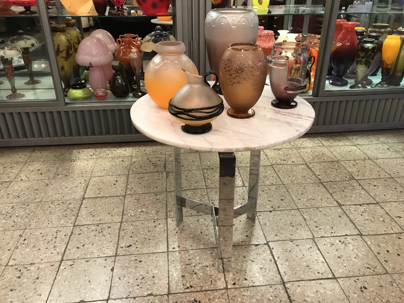 Vidrio antiguo firmado Charder con detalles artísticos, exhibido sobre mesa.