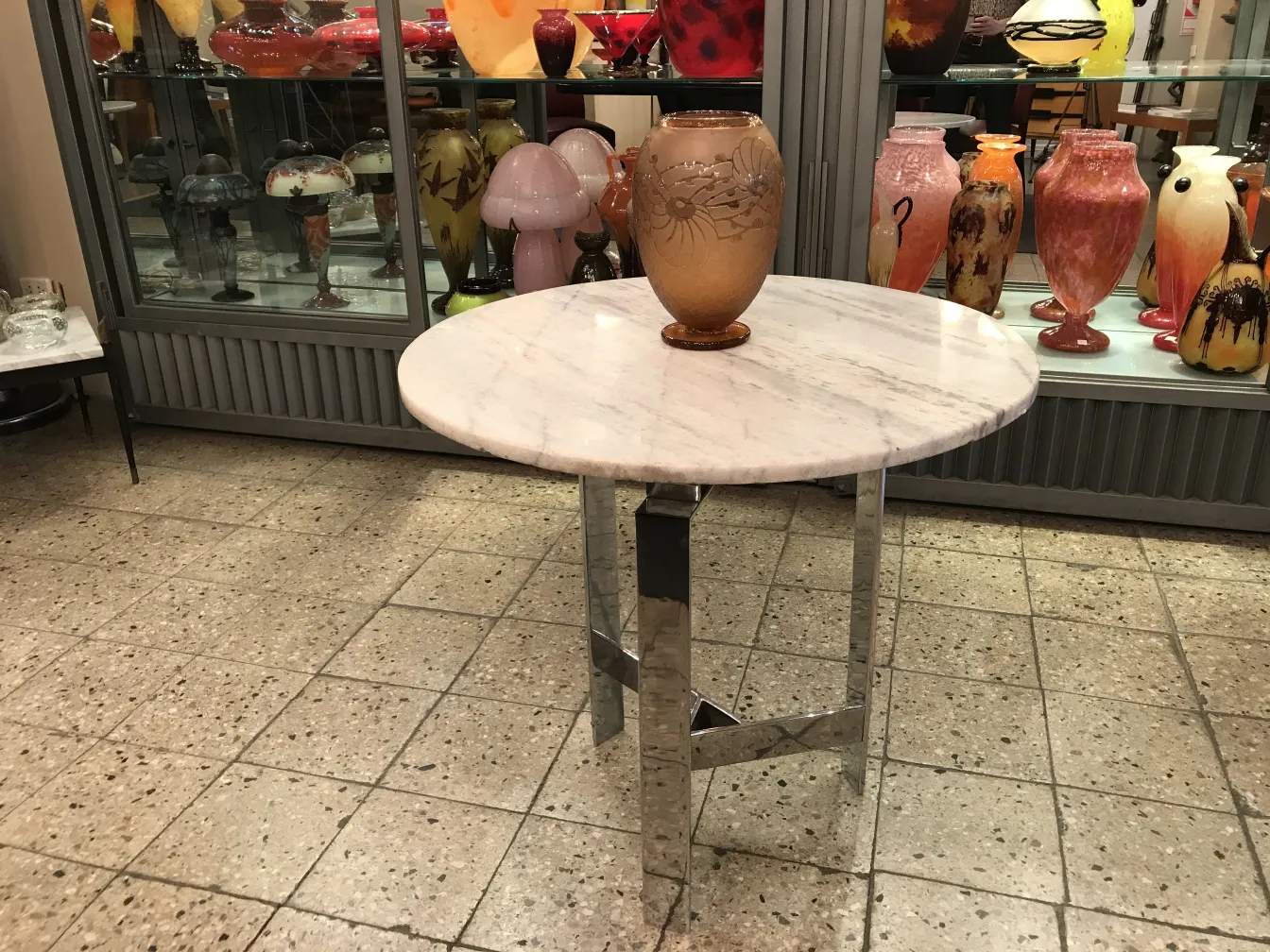 Vidrio firmado por Charder en una base elegante