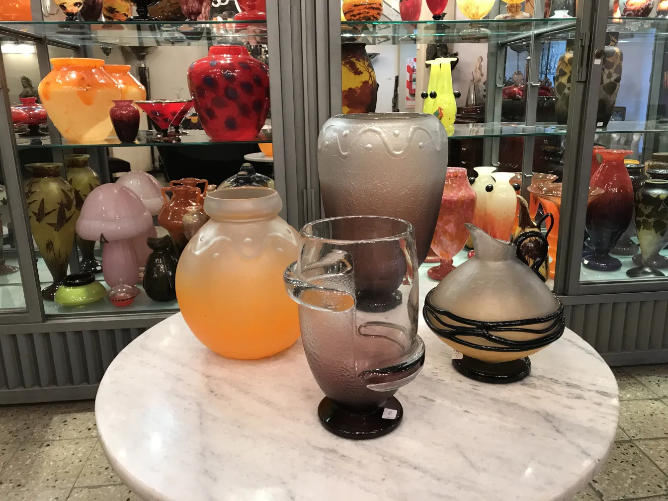 Vidro assinado Charder antigo em uma vitrine