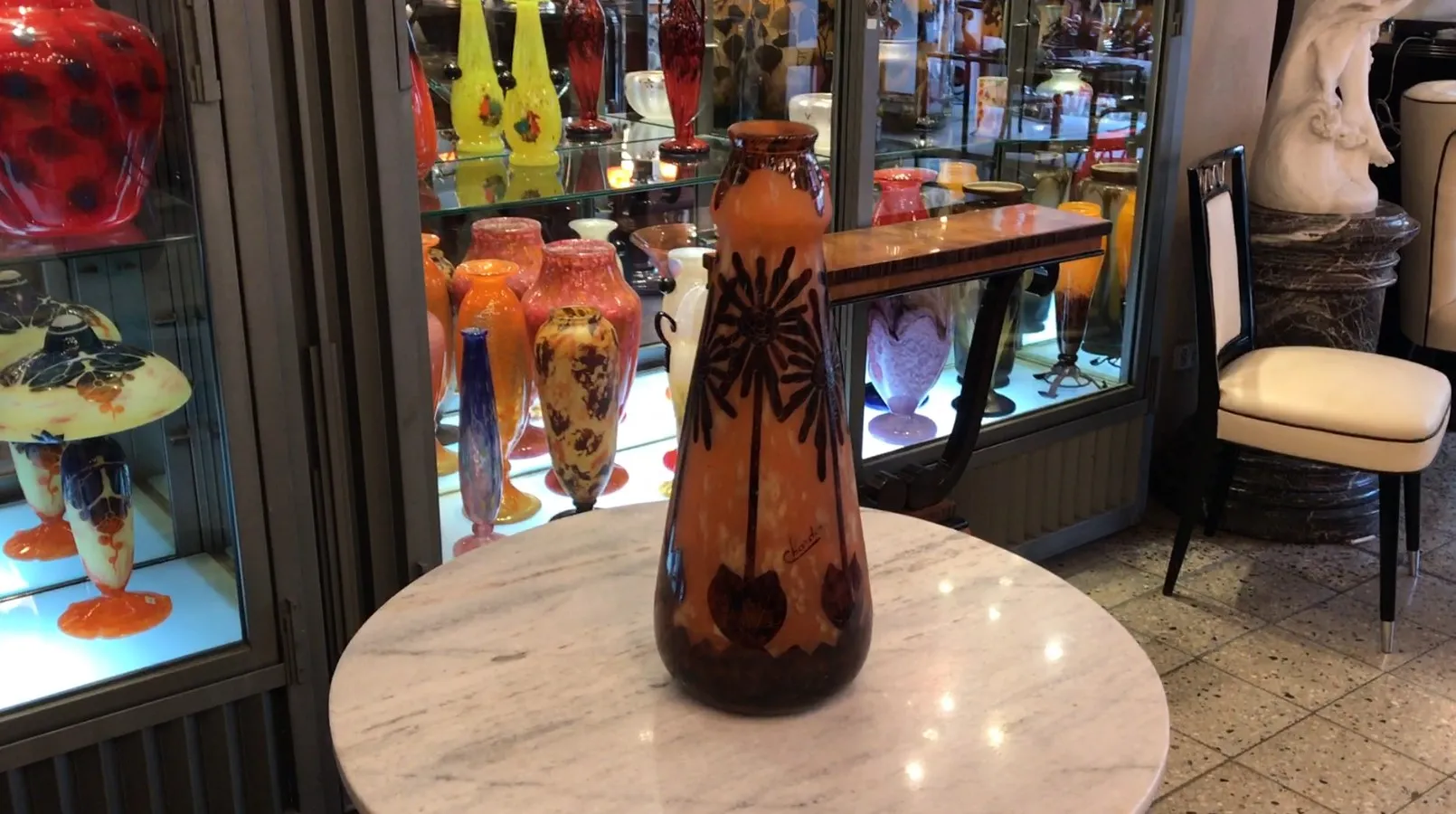 Signiertes Glas Charder auf einem antiken Marmortisch.