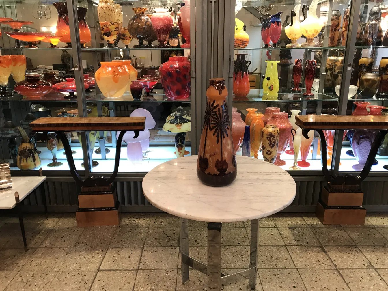 Signiertes Glas Charder Französisch in der Vitrine ausgestellt