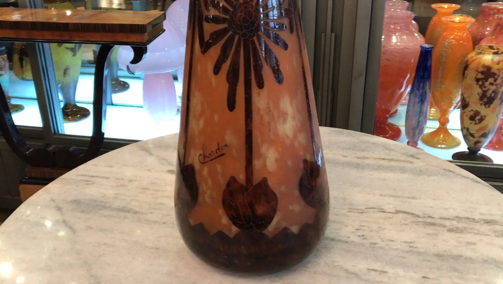 Vidrio firmado Charder con decoración de flores, antigüedad