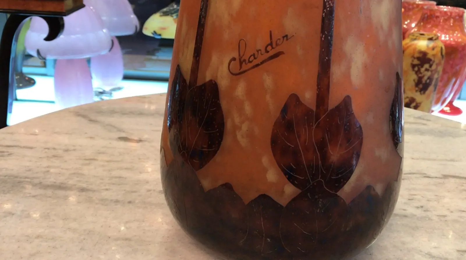 पुराना-हस्ताक्षरित-ग्लास-बल्लब-फ्लोरल-डिज़ाइन-चर्डर-से