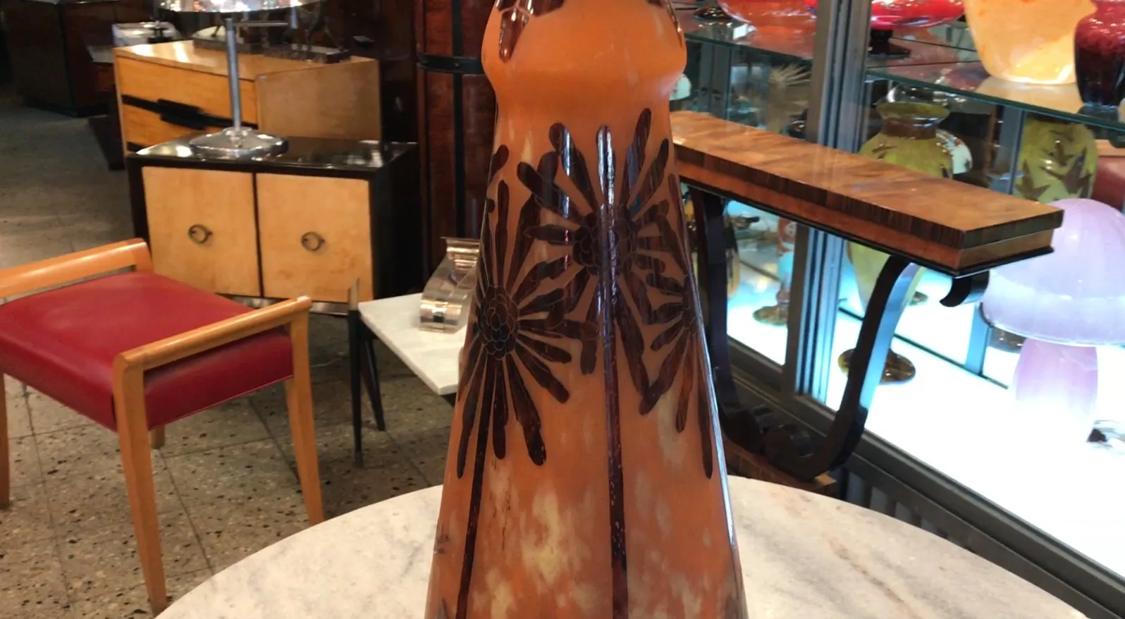 アンティークサイン入りグラス（シャルダー）、暗い花で装飾され、アンティーク環境に置かれています