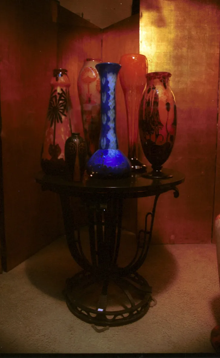 Vasos de vidro decorativos antigos em um ambiente quente