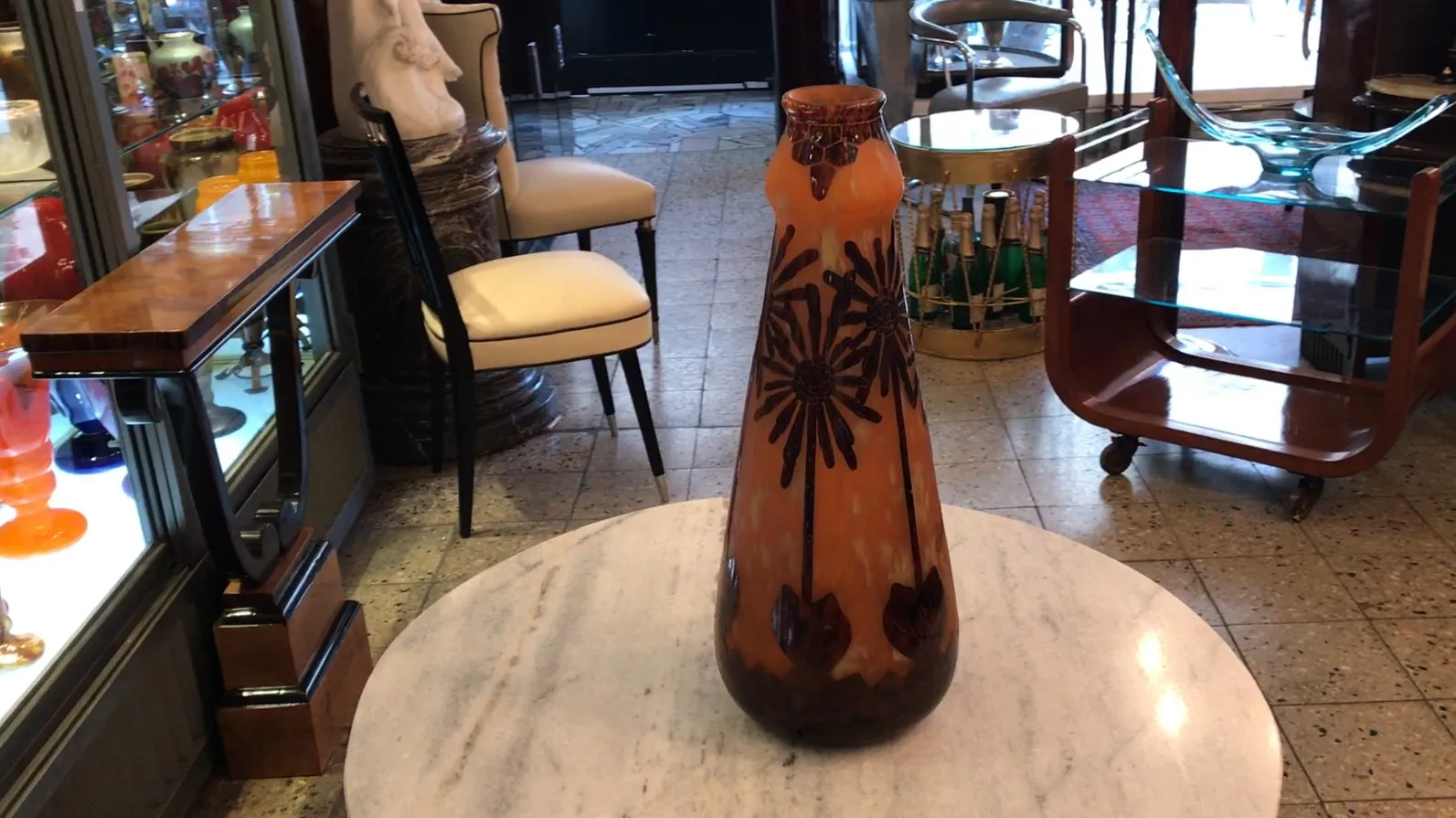 Vidrio firmado con motivos florales, ambiente antiguo