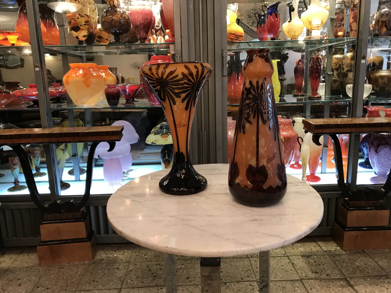 Verre signé Charder avec design floral, antiquité remarquable, fond varié de pièces en verre.