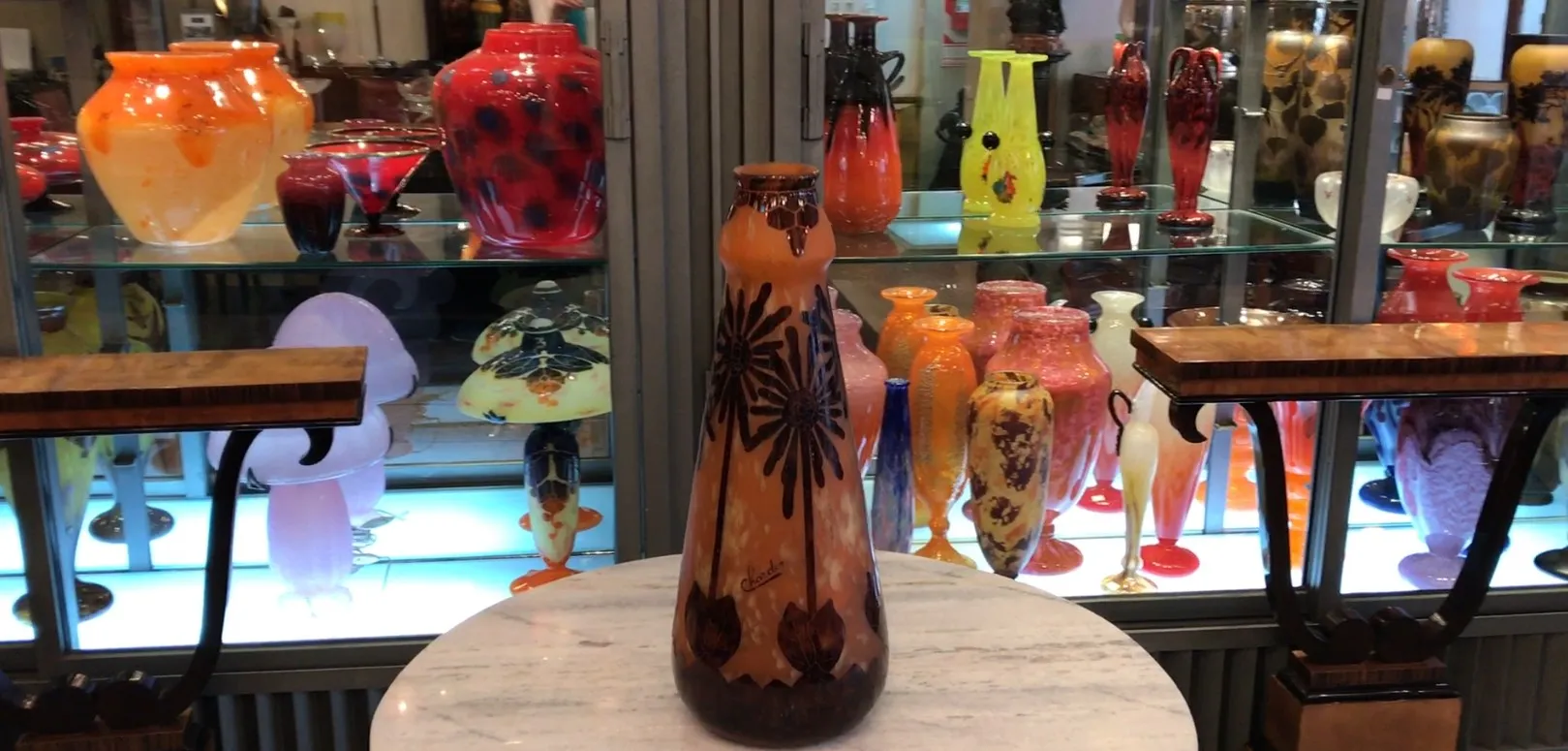 温暖色调的签名玻璃，带有花卉设计，古董