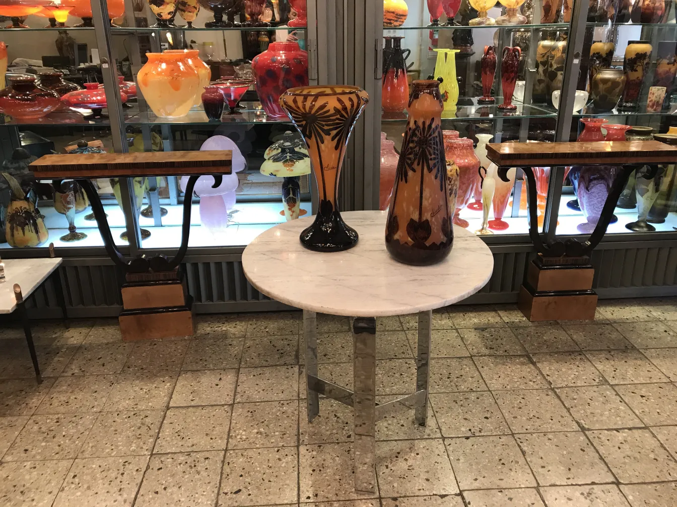 Antikes signiertes Glas mit schwarzen und bernsteinfarbenen Mustern, Charder.