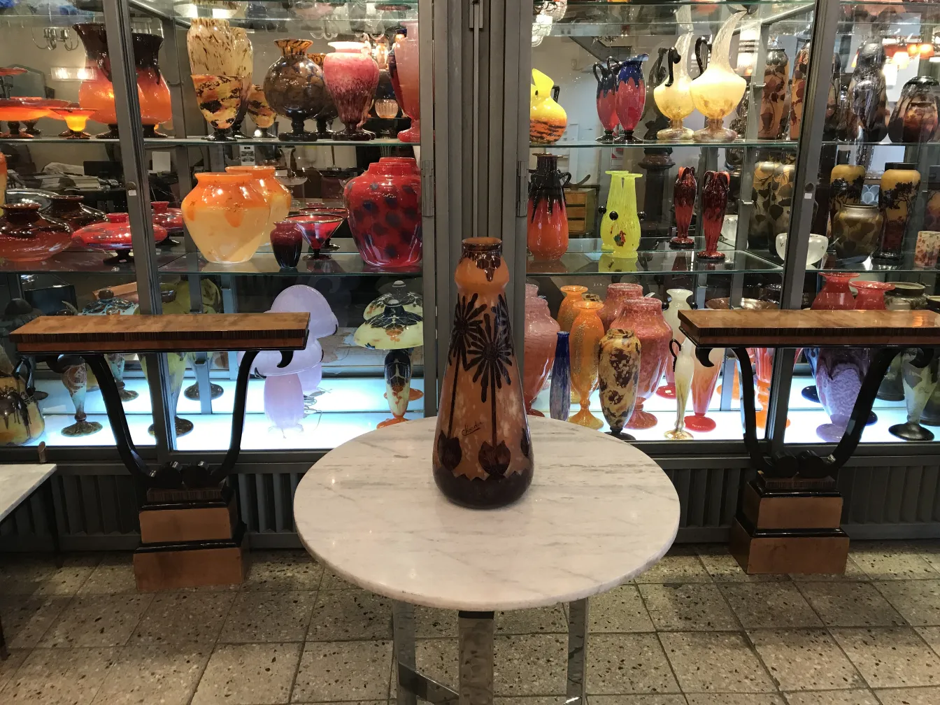 サイン入りグラス（シャルダー）（フランス）がアンティークの中に展示されています。