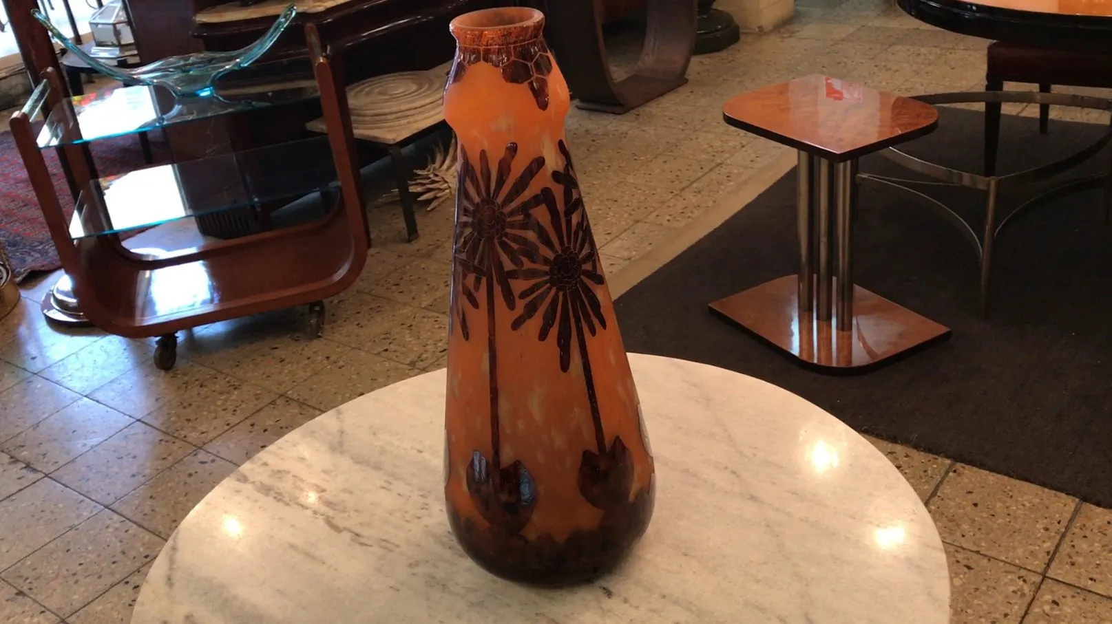 Verre antique signé Charder avec motif floral dans un cadre élégant.