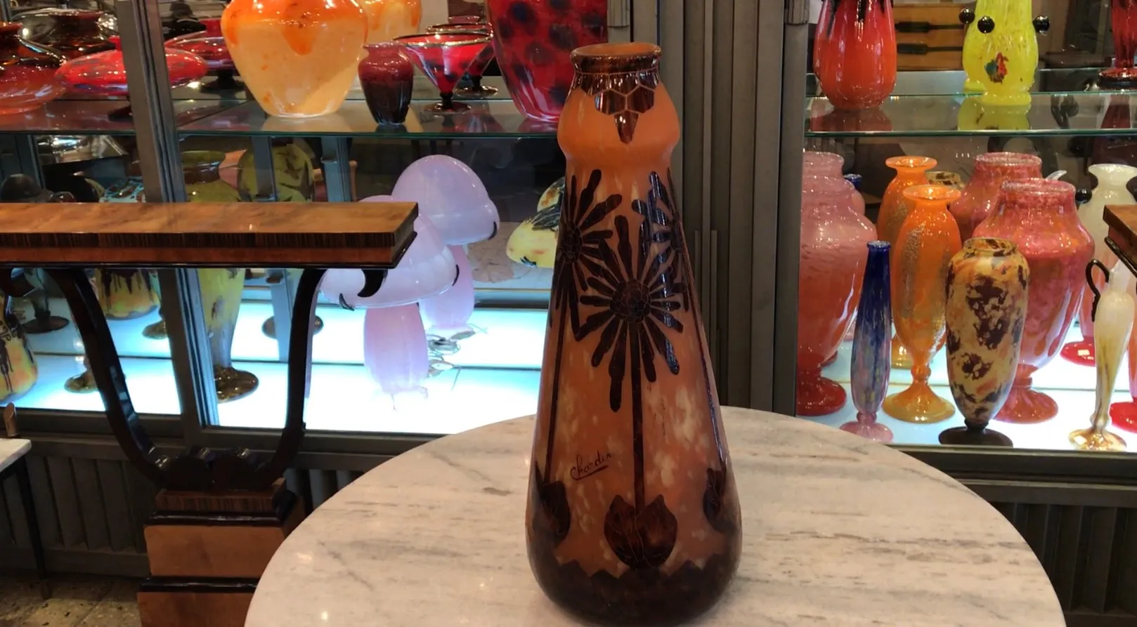 Vetro firmato con decorazione floreale, Charder. Antichità.