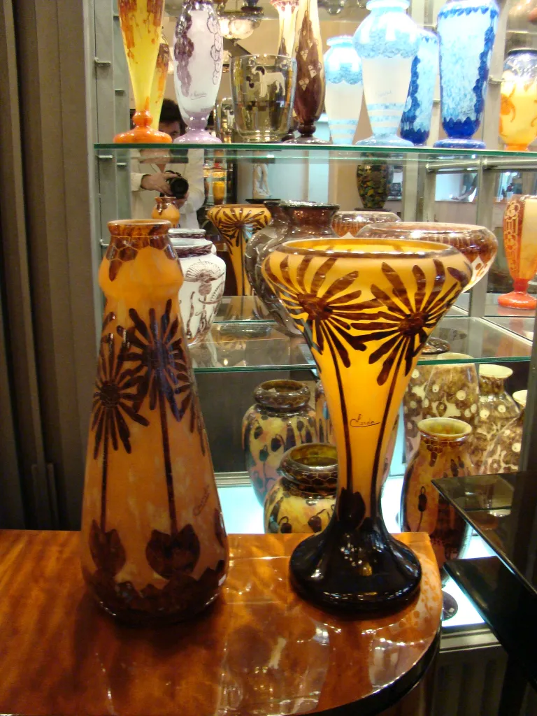 Verre signé Charder avec décoration florale en jaune et marron.