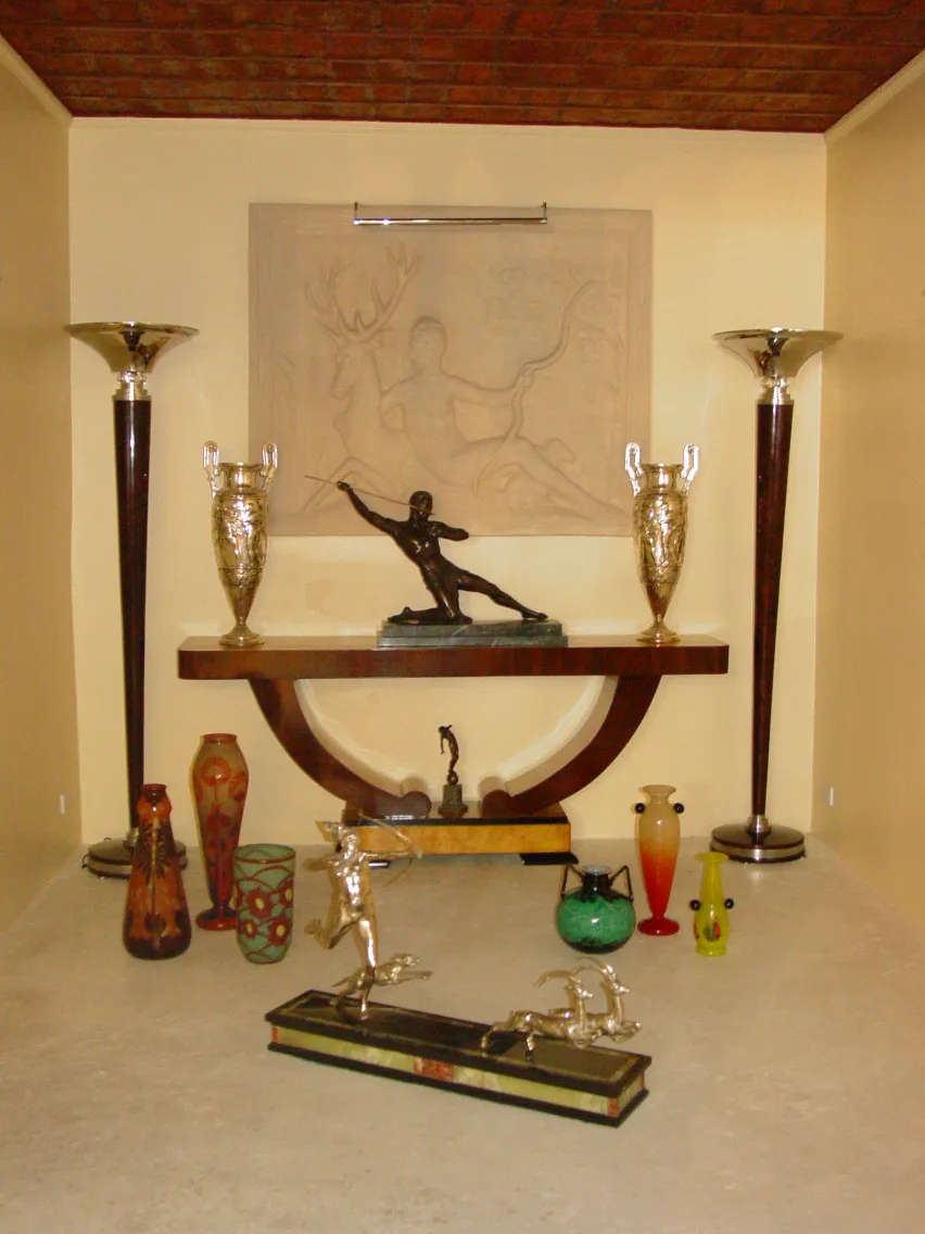 Vetro firmato Charder con sfondo decorativo e sculture