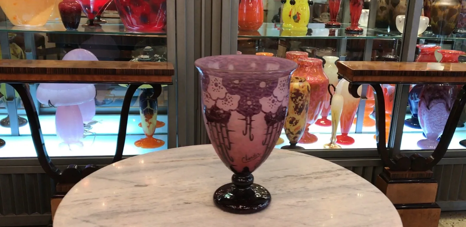 Verre signé Charder en rose avec des détails sombres, antiquité.