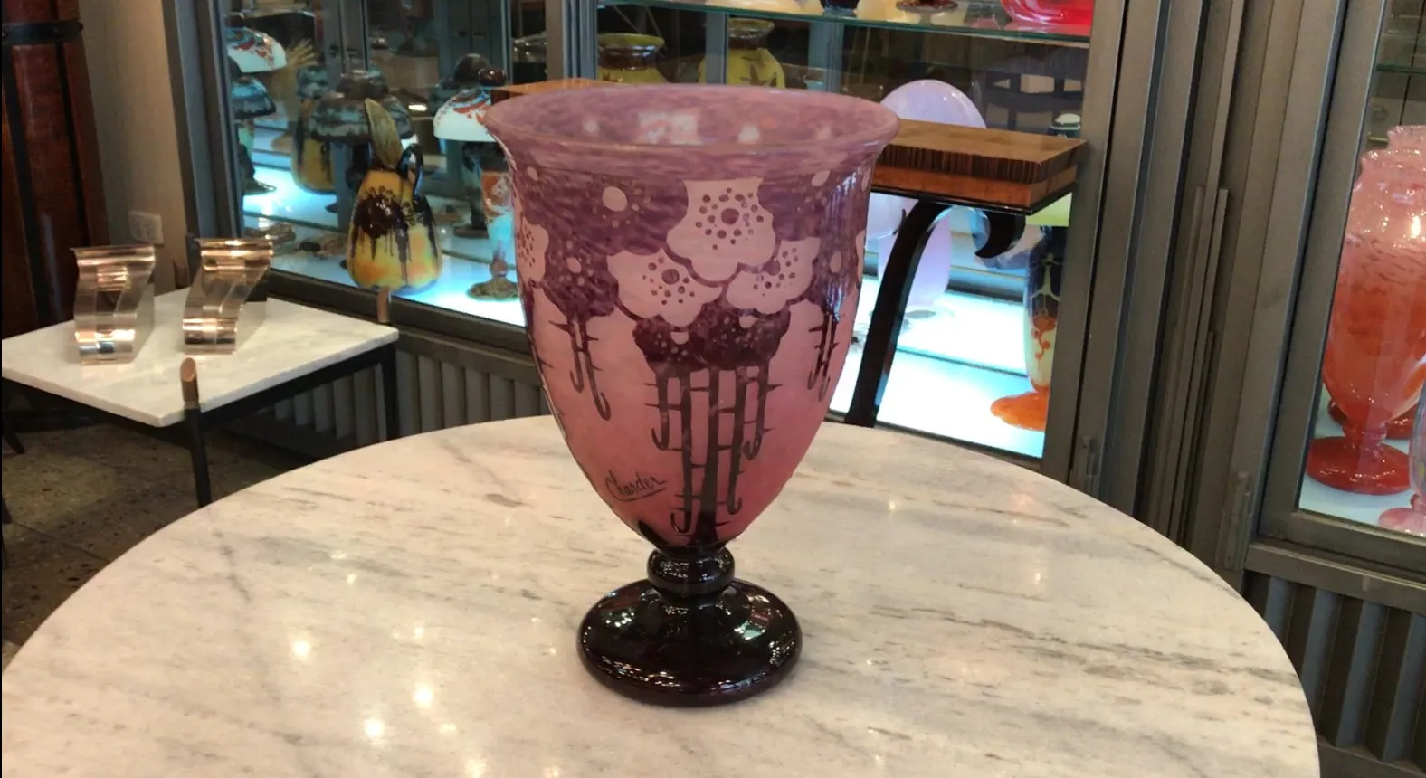 Vetro firmato Charder con design floreale in tonalità rosa, antiquariato, esposto in un ambiente espositivo