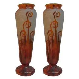 deux vases anciens en verre signé dans un cadre classique