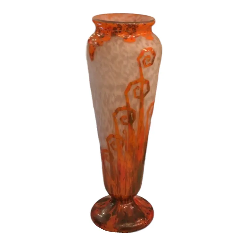 vaso de vidro assinado com detalhes em laranja sobre fundo claro