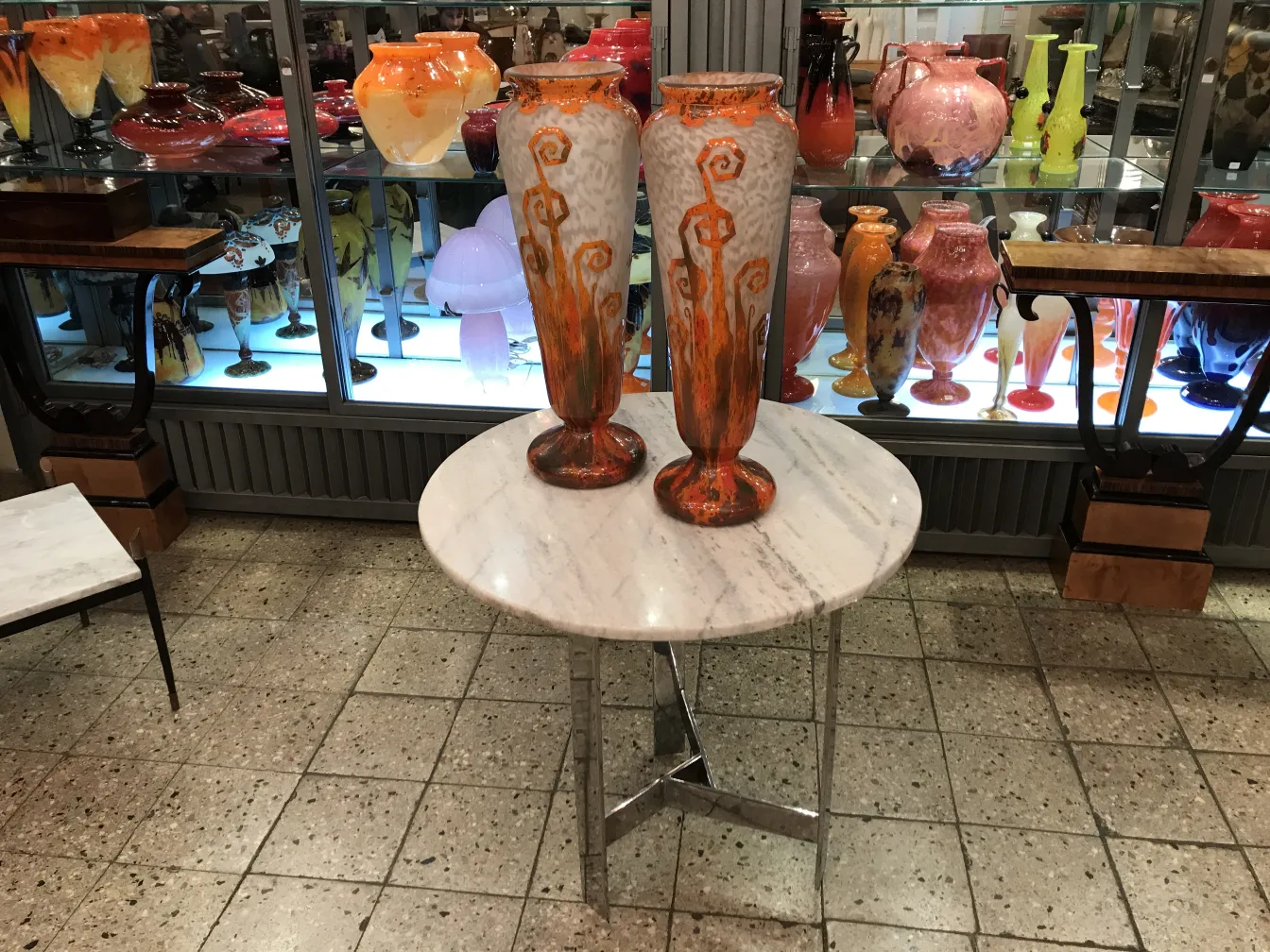 Vasos de vidro assinado Charder em um ambiente antigo