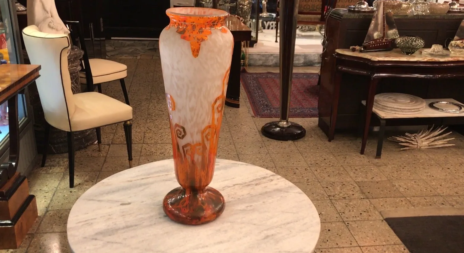 Vase en verre ancien avec des motifs en couleurs chaudes, signé Charder.