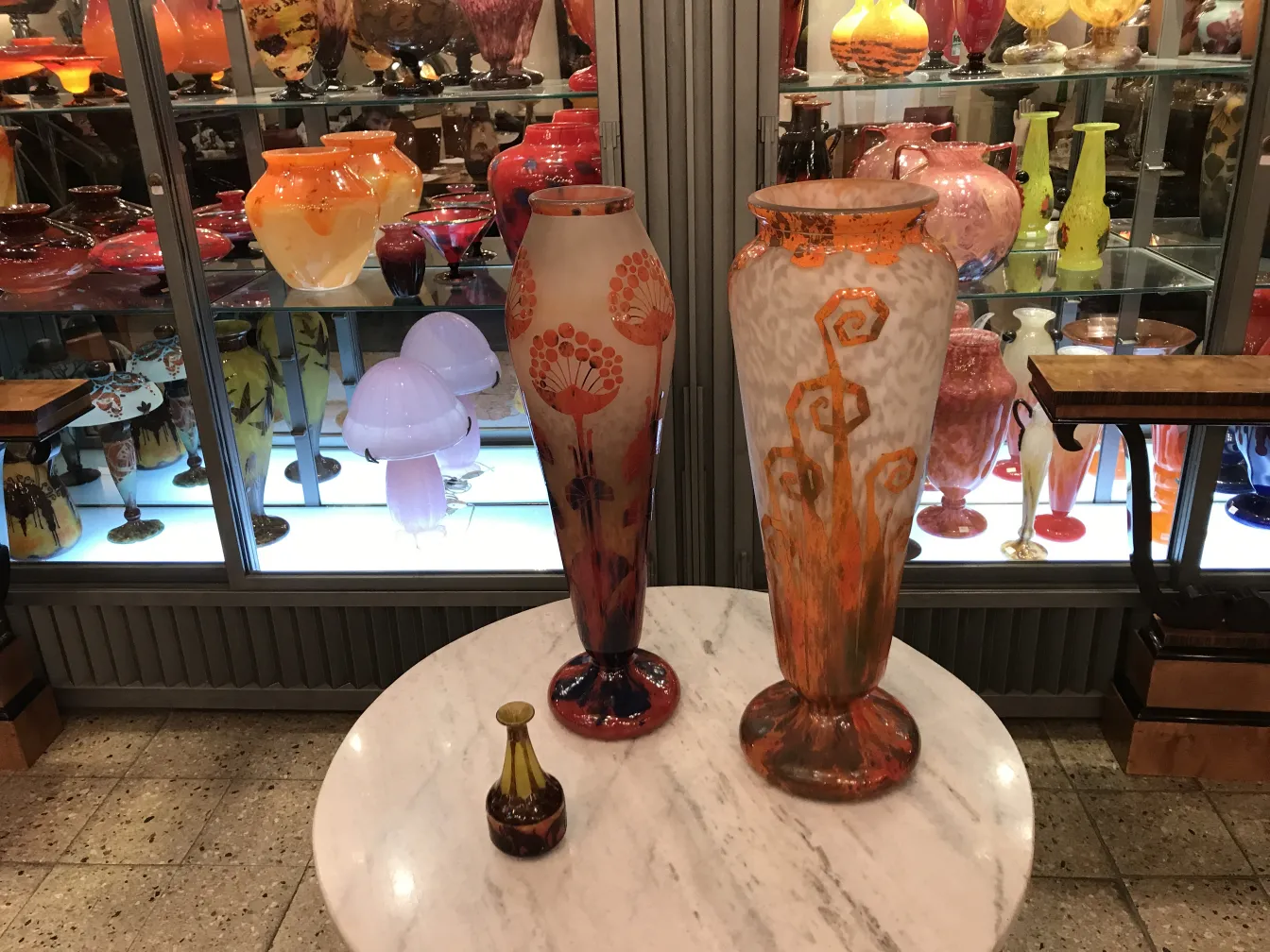 Vidro antigo assinado Charder com desenhos florais.