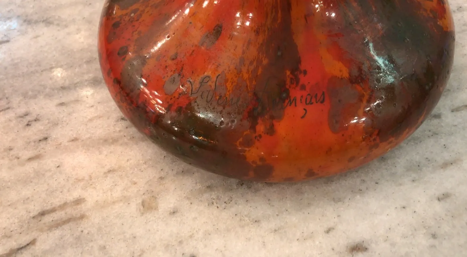 Verre ancien signé par Charder avec des tons orange