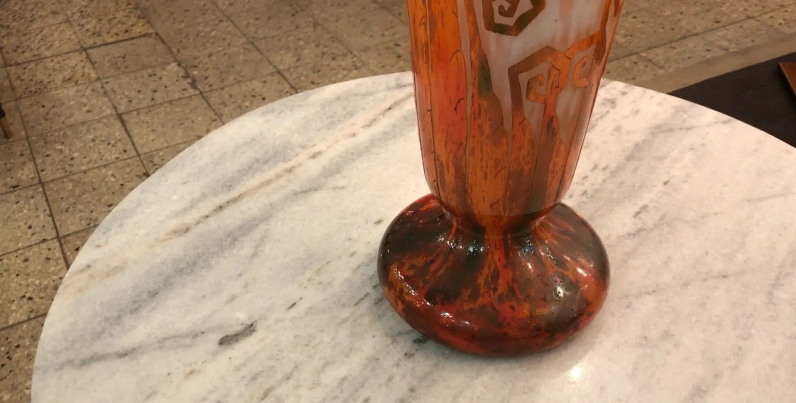 Vetro firmato Charder di colore arancio, forma elegante, antichità messa in risalto su superficie chiara.