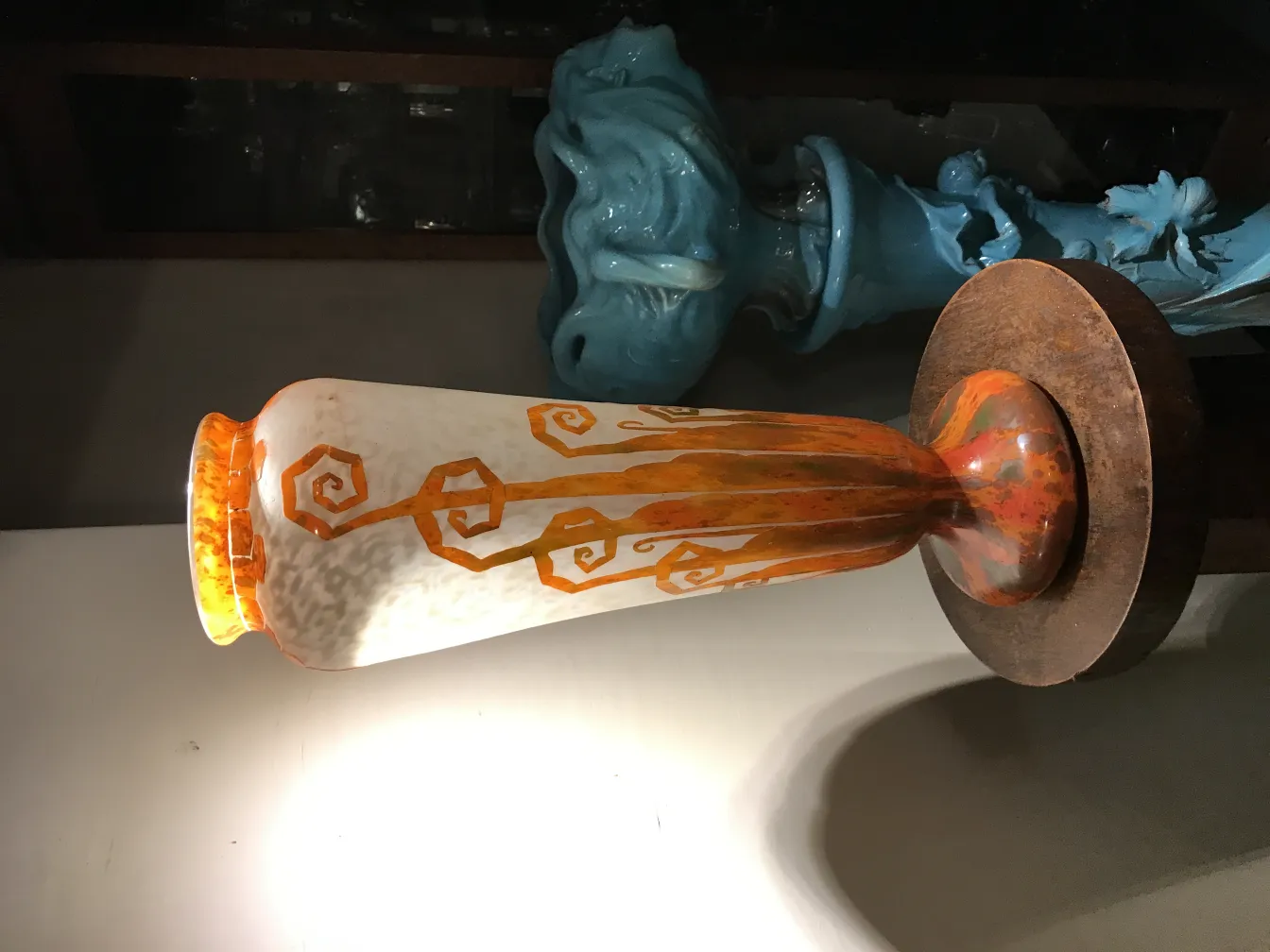 Vaso antigo com design espiral em laranja e branco