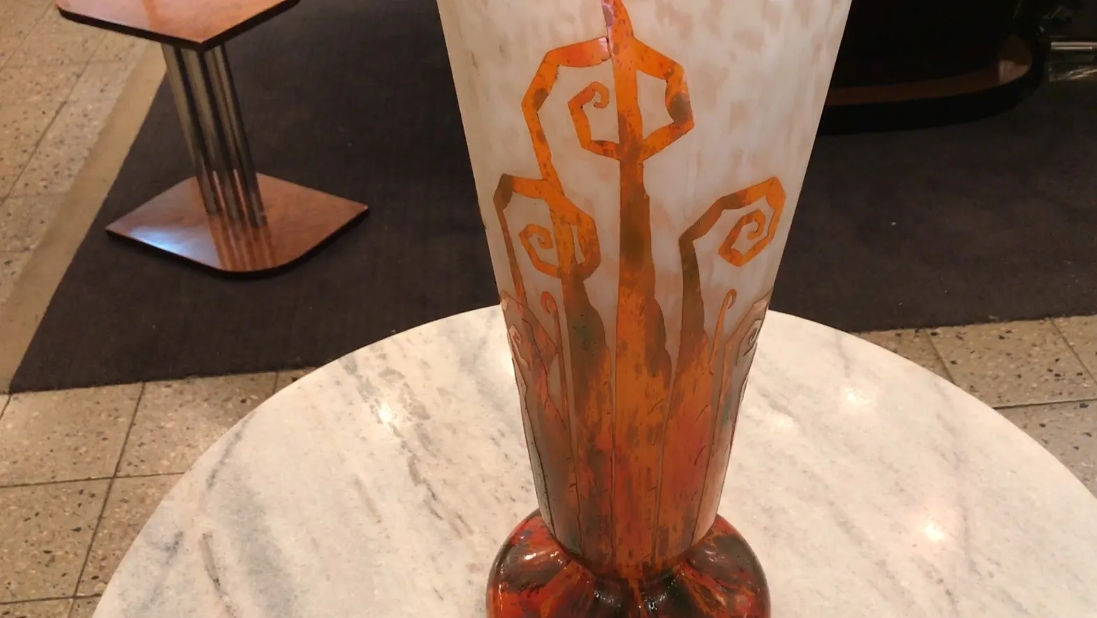 vetro firmato Charder con design caldo, in un ambiente elegante