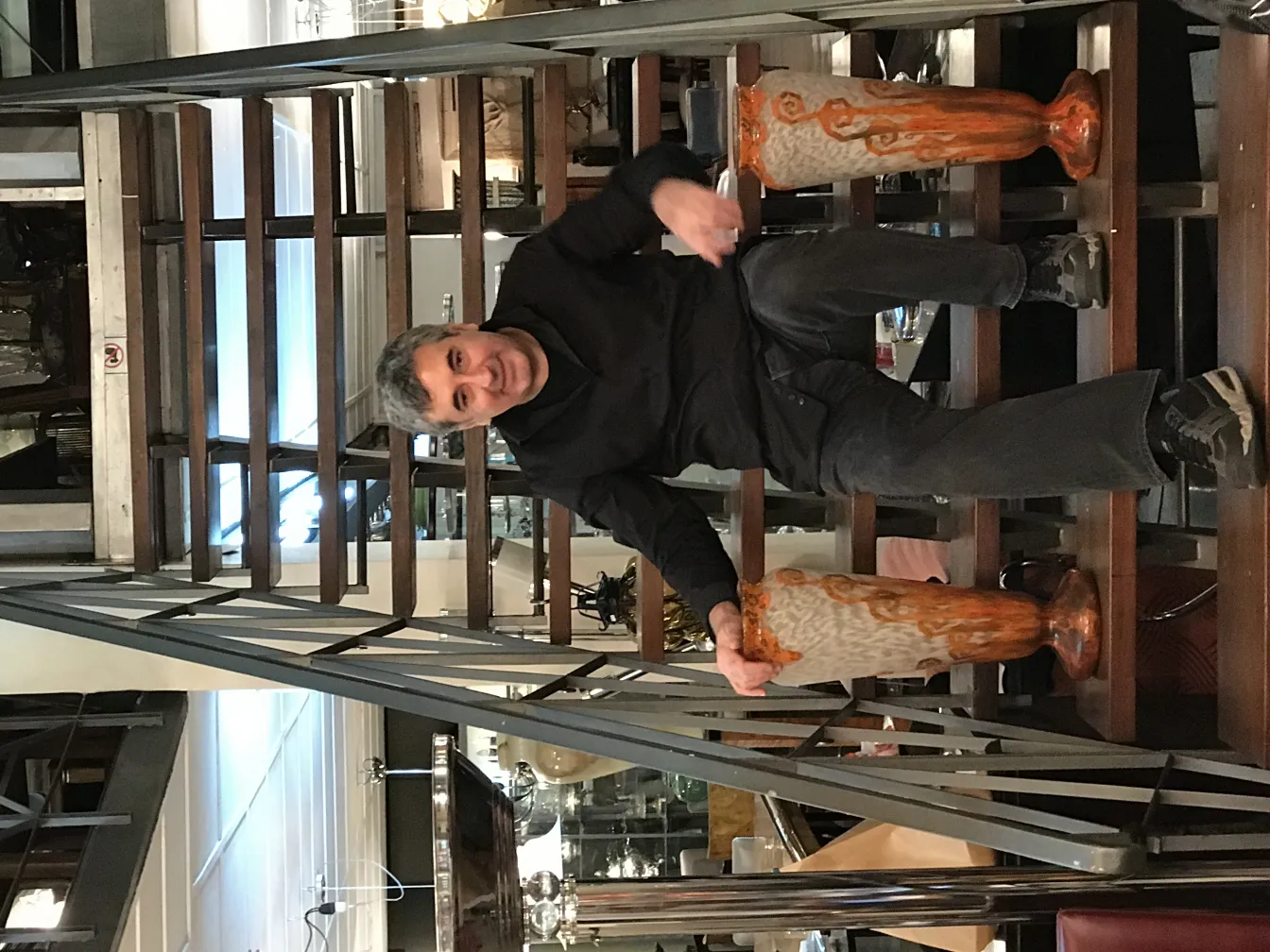 vidrio firmado Charder en un entorno antiguo