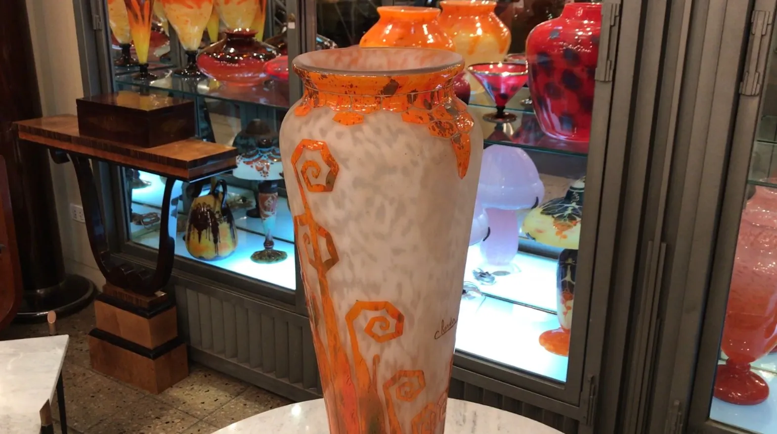 vaso antigo assinado por Charder, design elegante em cores claras e detalhes laranja