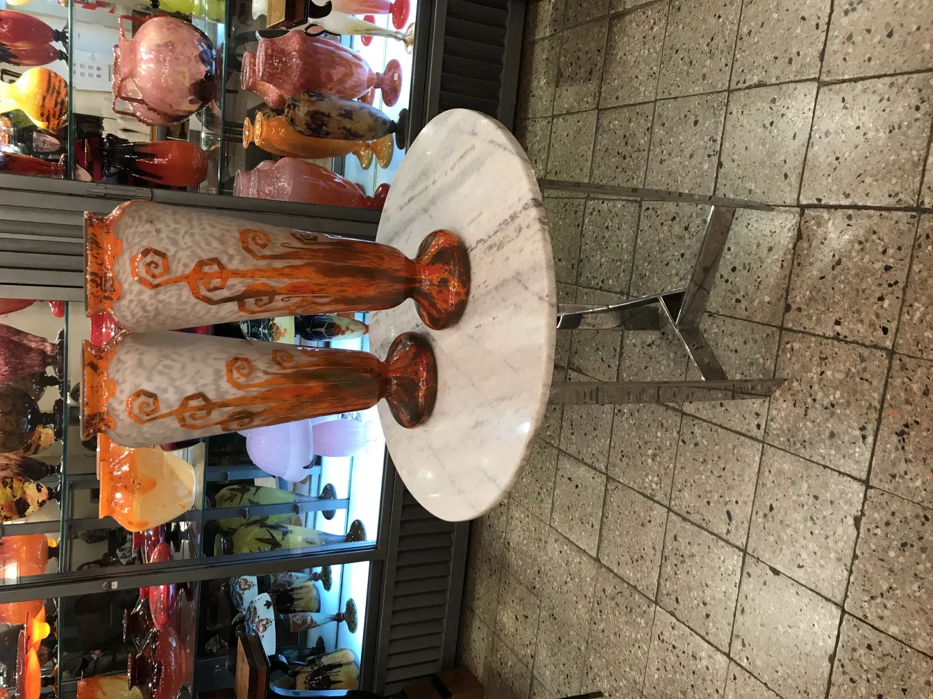 Vasos de vidro decorativos em laranja e branco, antiguidade.