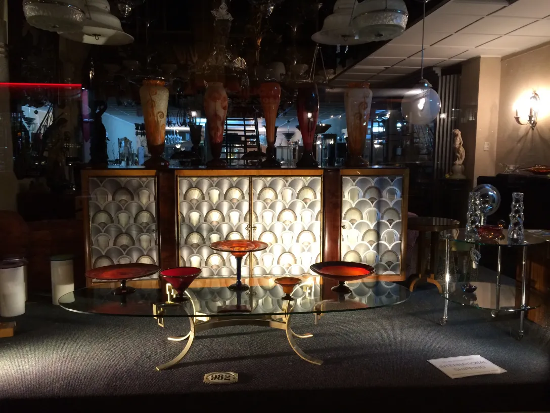 زجاج قديم موقّع تشاردير، مزخرف ويحتوي على تفاصيل بالأسلوب الفرنسي.