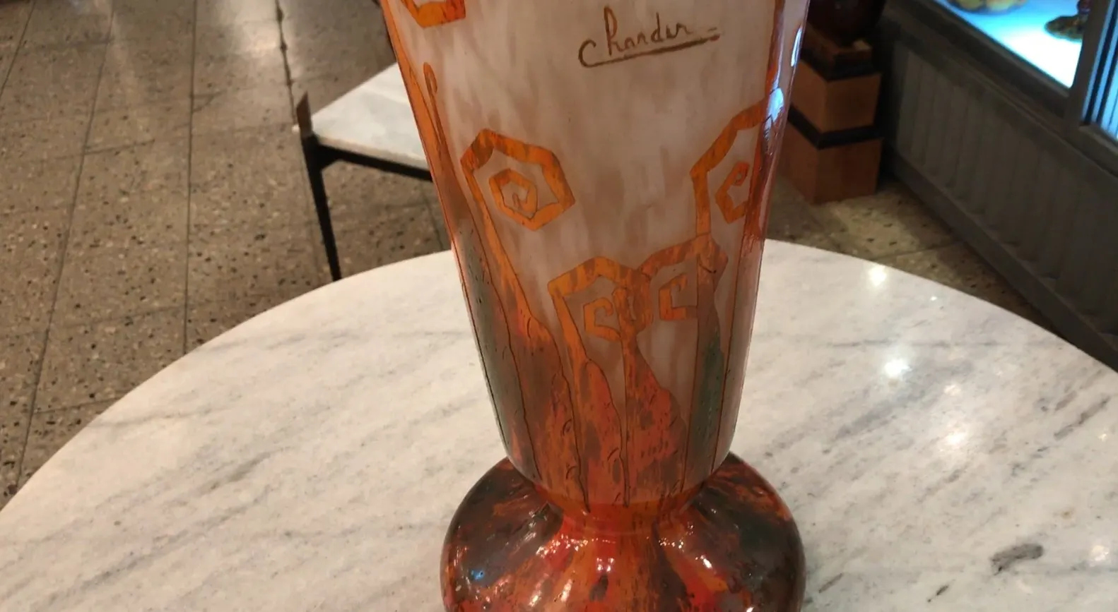 base redonda elegante, diseño en naranja y blanco, firma Charder