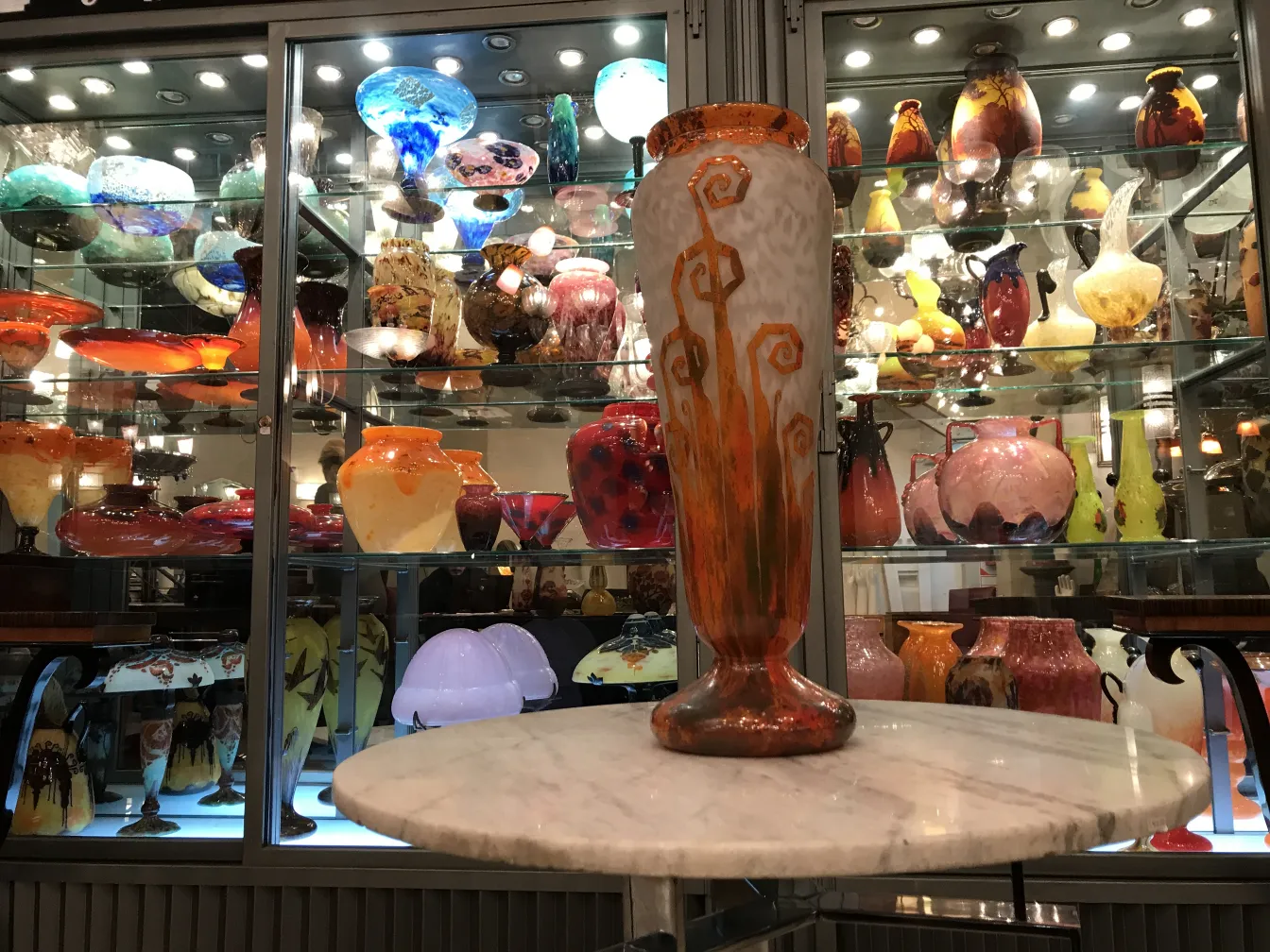 Vase ancien en verre signé Charder, coloré et décoratif, dans une vitrine