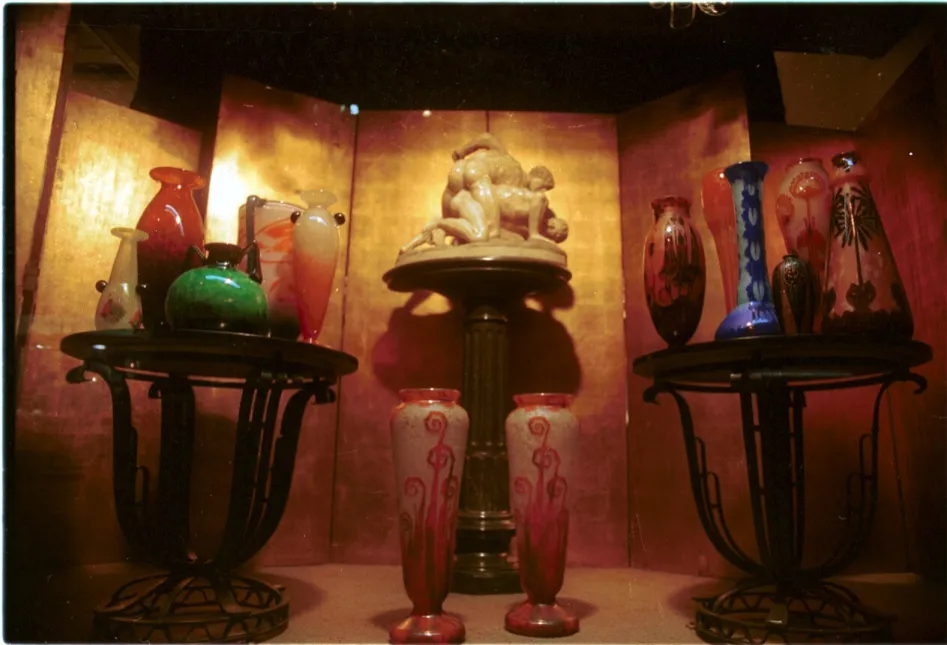 Decorativos jarrones de vidrio antiguo, algunos coloridos, con un fondo de oro