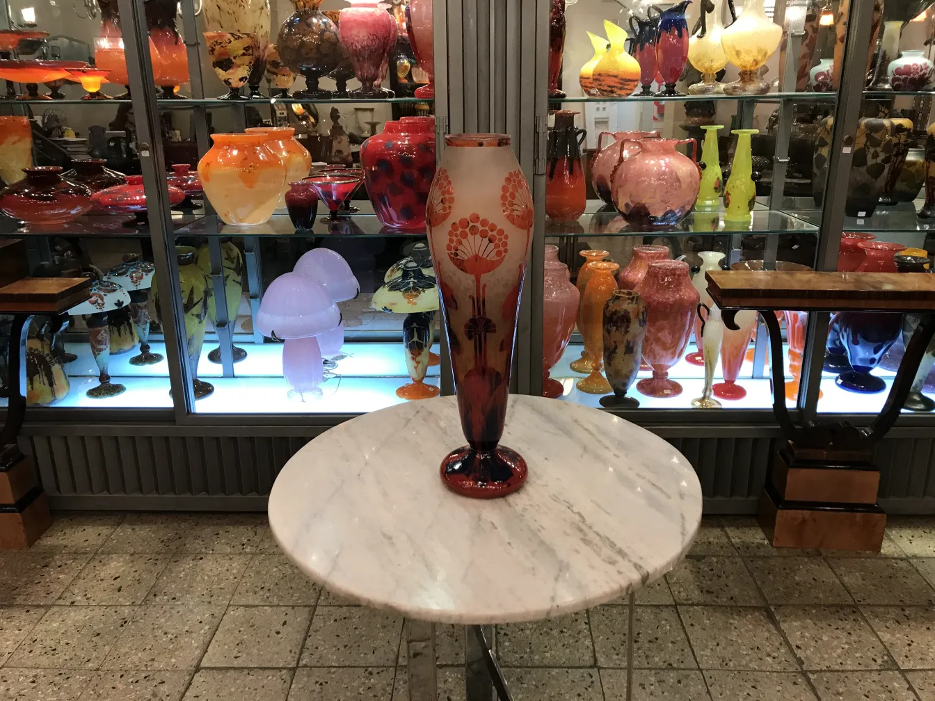 antikes signiertes Glas Charder mit dekorativen Details, präsentiert in einem Antiquitätenumfeld.