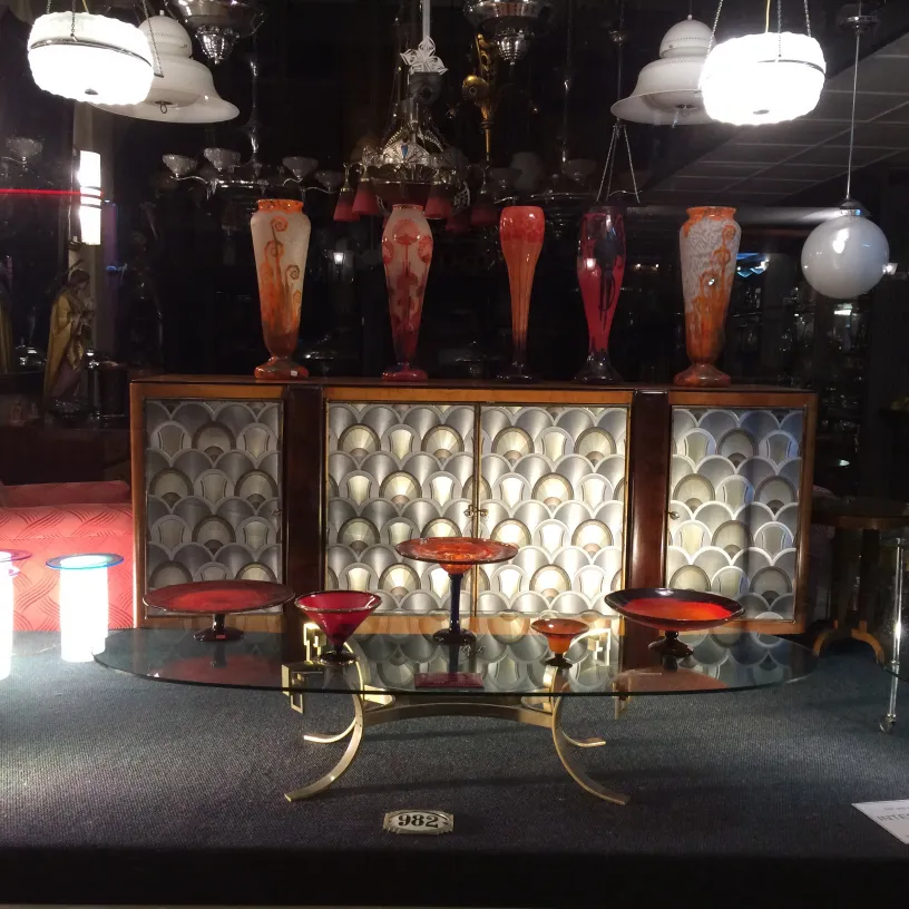 verre signé Charder avec décorations colorées dans un cadre d'antiquités