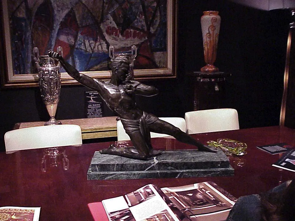 查尔德签名玻璃在优雅的古董环境中。