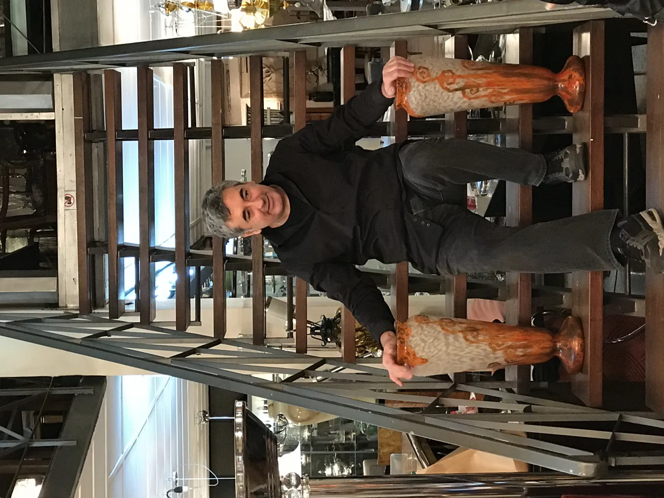 चाडर द्वारा हस्ताक्षरित कांच जिसमें फ्रांसीसी डिज़ाइन है, प्राचीन वस्तुओं के बीच।