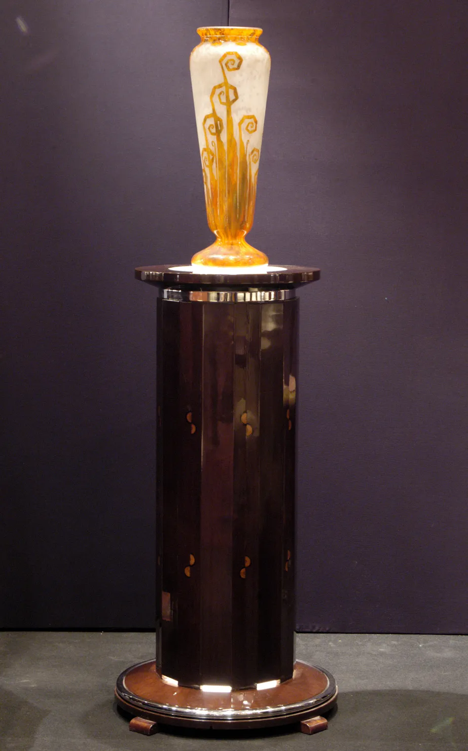 Vidro antigo assinado Charder com design único em pedestal decorativo