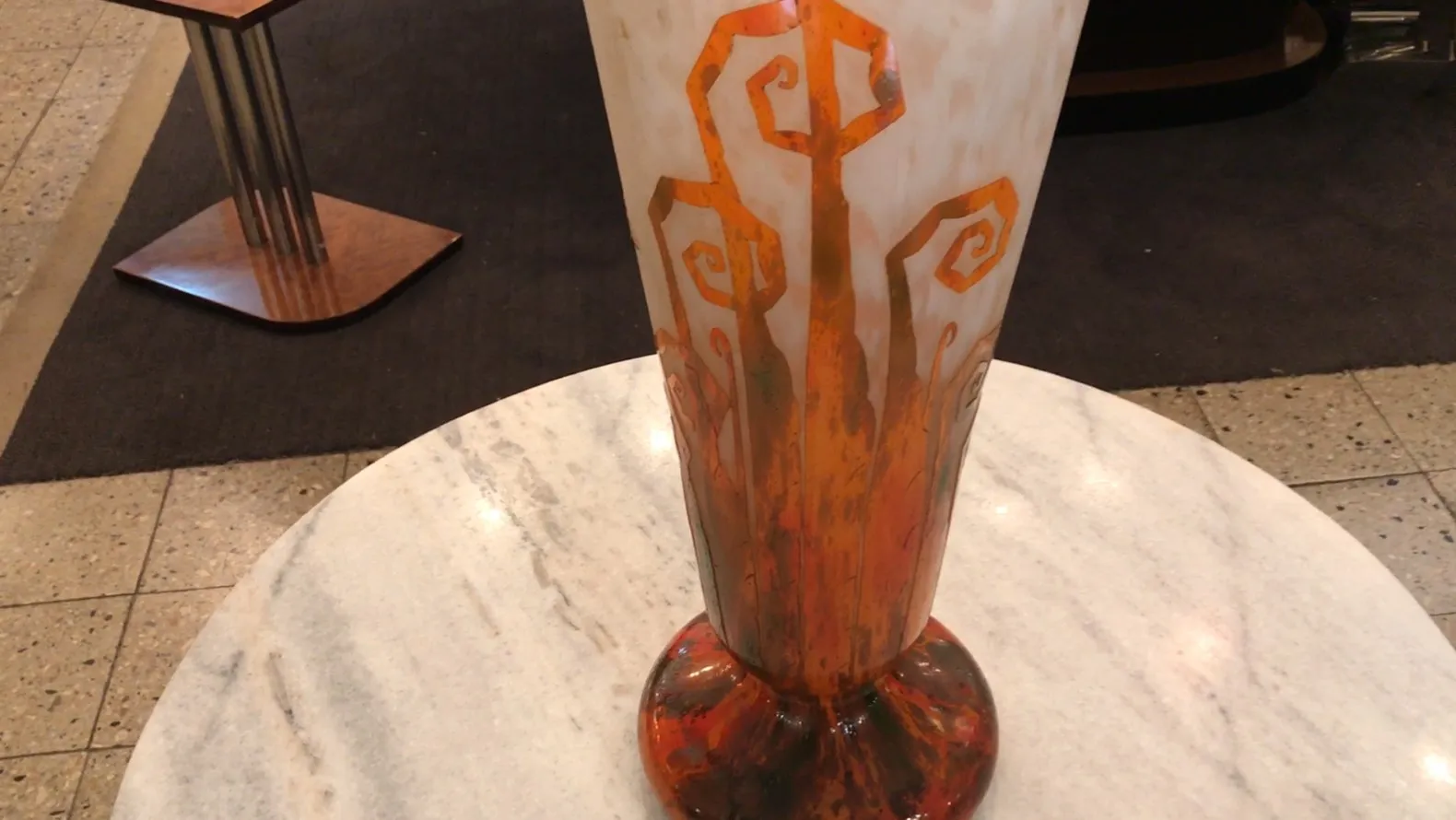 Vidrio firmado Charder con patrones en tonos naranjas y detalles