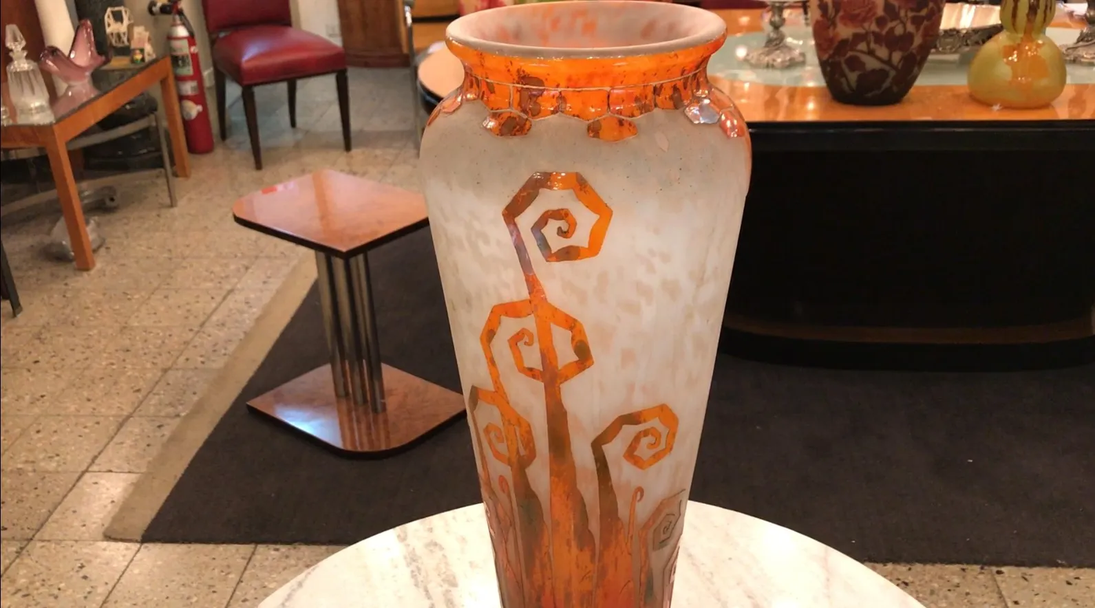 Antiquité vase avec des motifs orangés, Charder