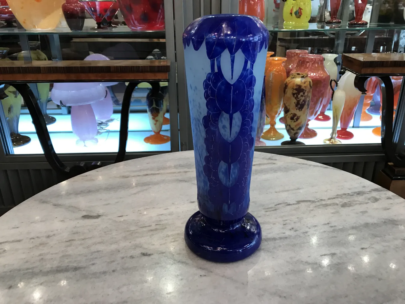 Vidro assinado Charder com design azul