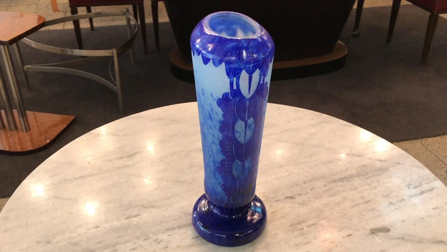 古い青いガラスの花瓶にシャルダーデザイン